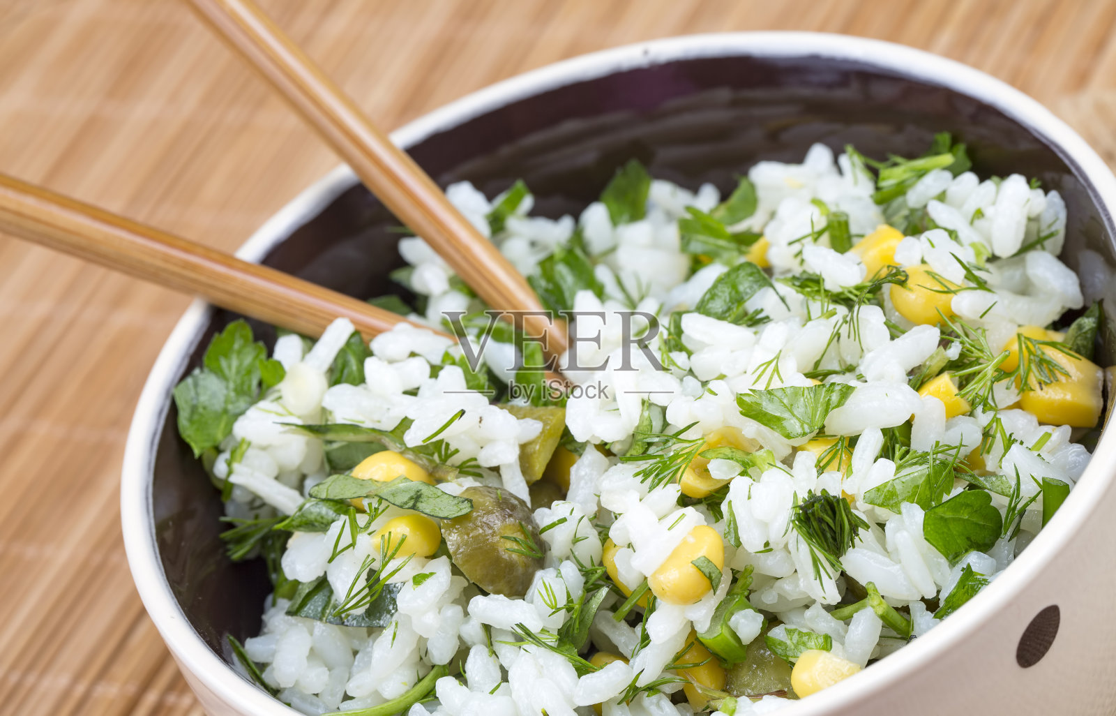一盘蔬菜米饭。有选择性的重点。照片摄影图片