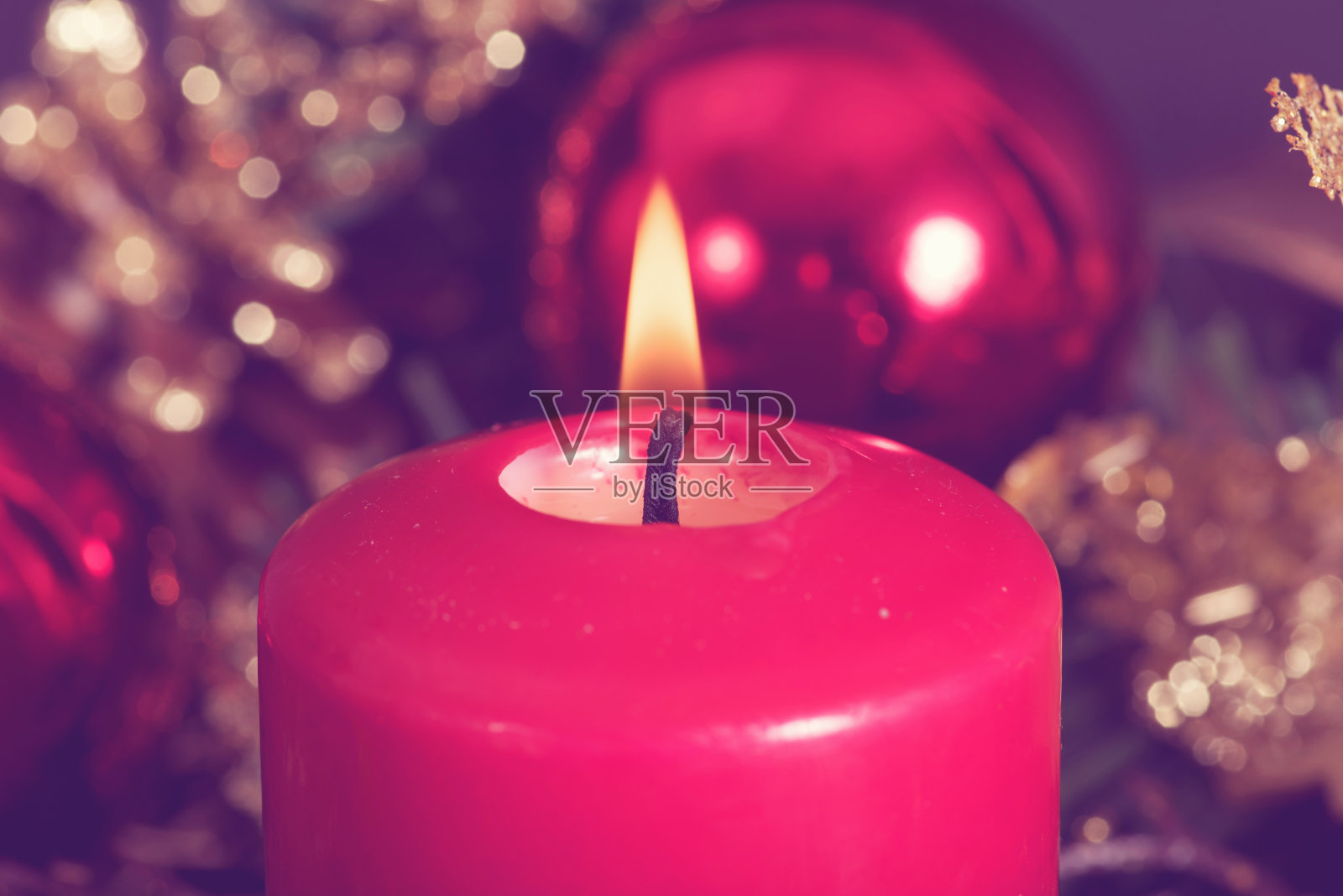 圣诞蜡烛,圣诞舞会和圣诞装饰品照片摄影图片