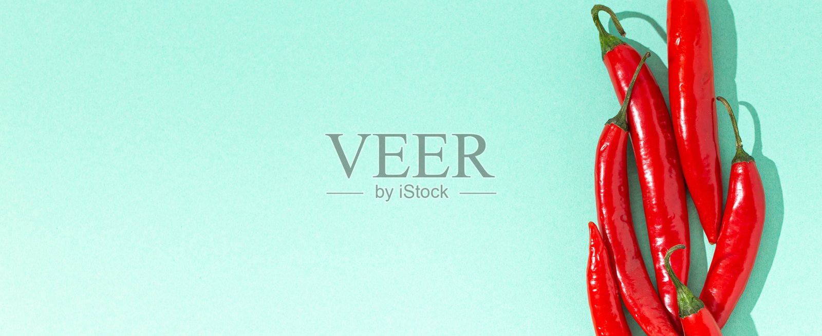 红辣椒在最小的蓝色对比背景上照片摄影图片