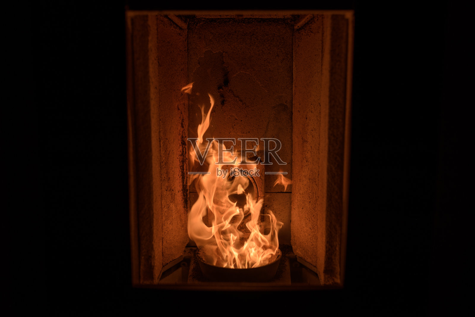 小球炉中舒适的火的特写照片摄影图片