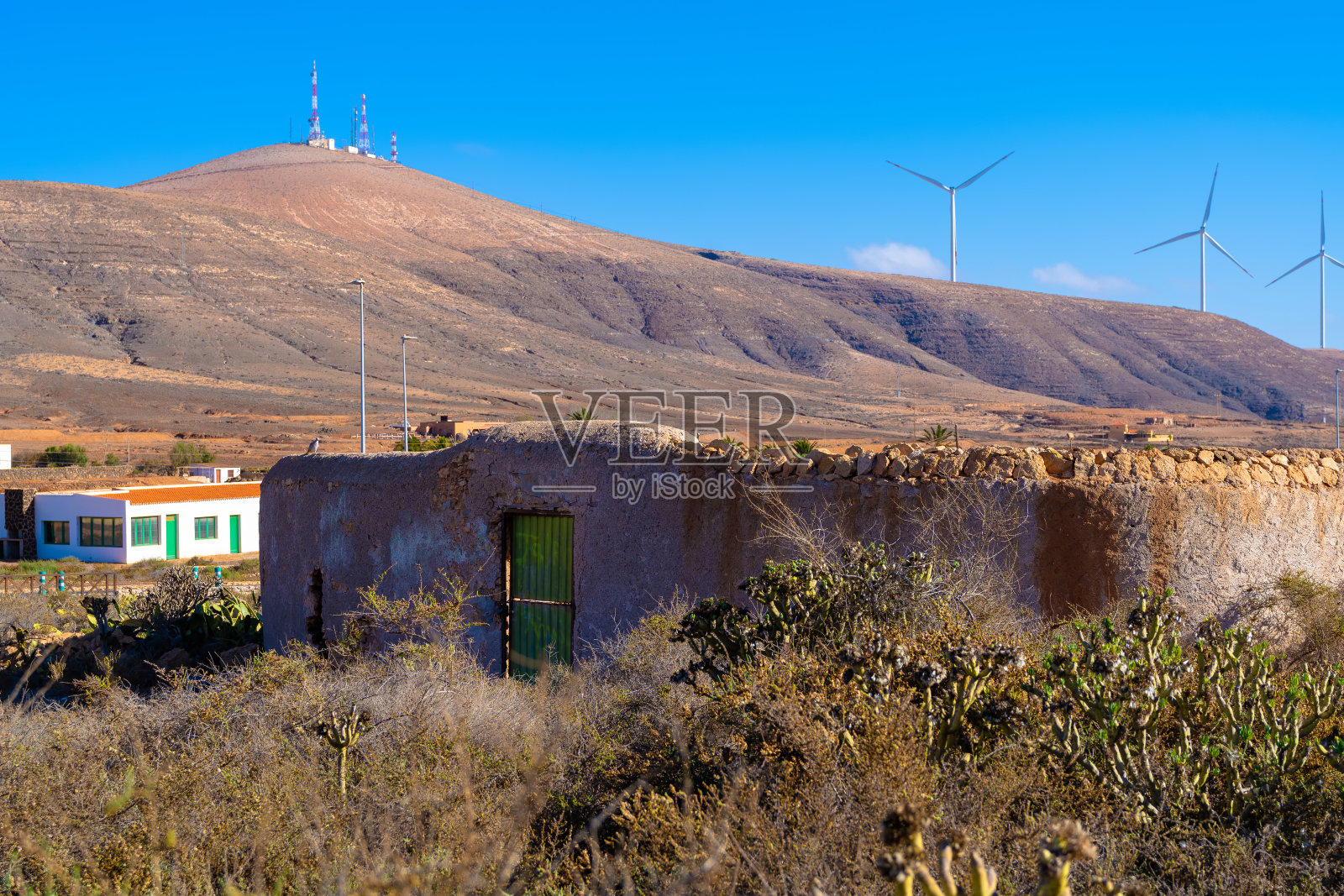半沙漠中的废弃建筑照片摄影图片