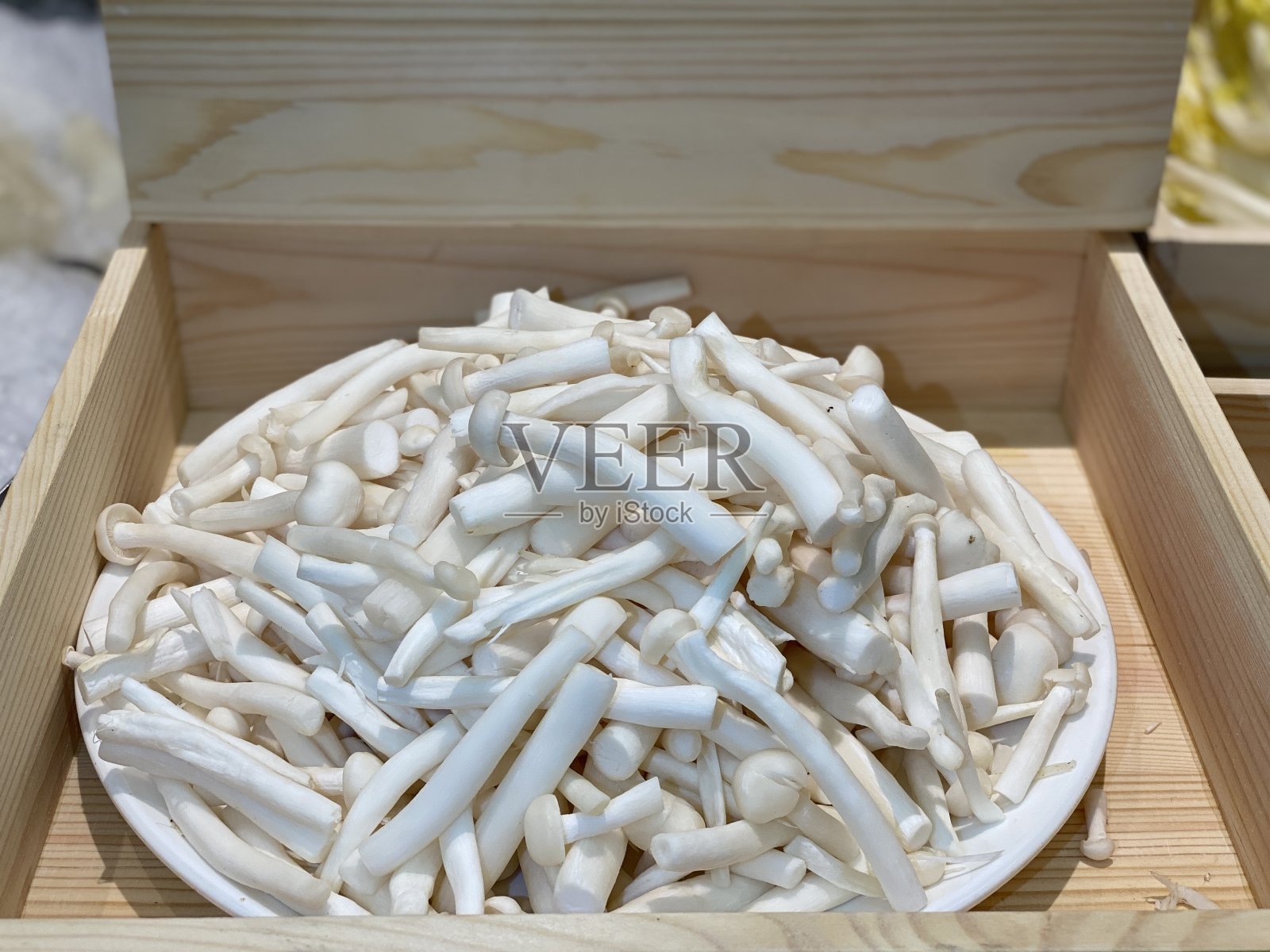 平菇一盘白色平菇照片摄影图片