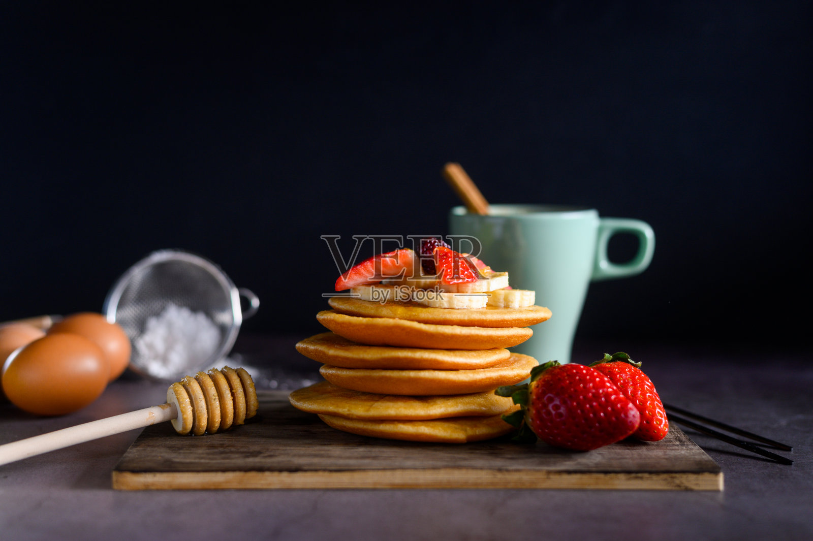 甜煎饼配草莓和香蕉。健康的照片摄影图片