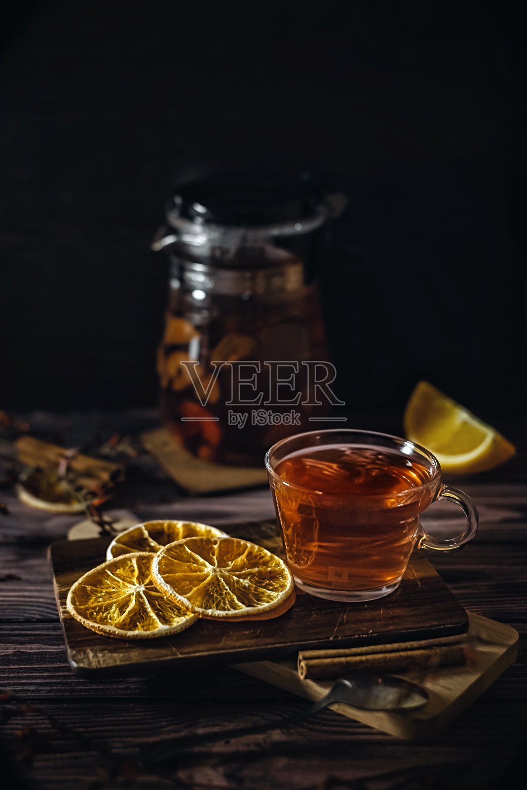 健康食品概念,热柑橘茶在透明杯和橙圈,低关键照片,垂直照片摄影图片