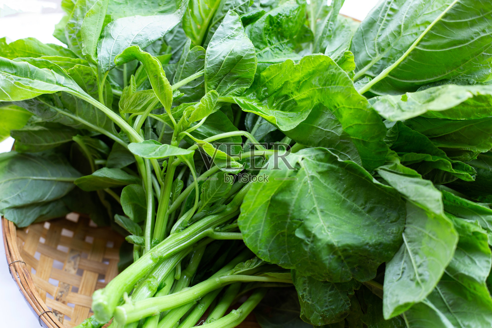 竹篓里的绿色菠菜照片摄影图片