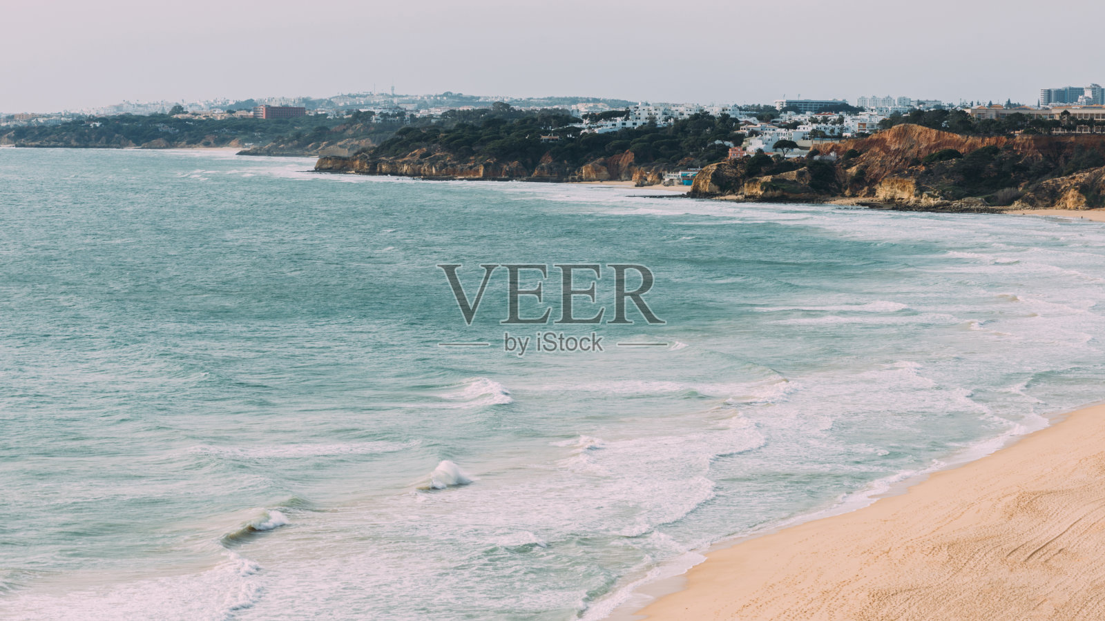 在葡萄牙阿尔加维,通往Albufeira的Falesia海滩的高视角照片摄影图片