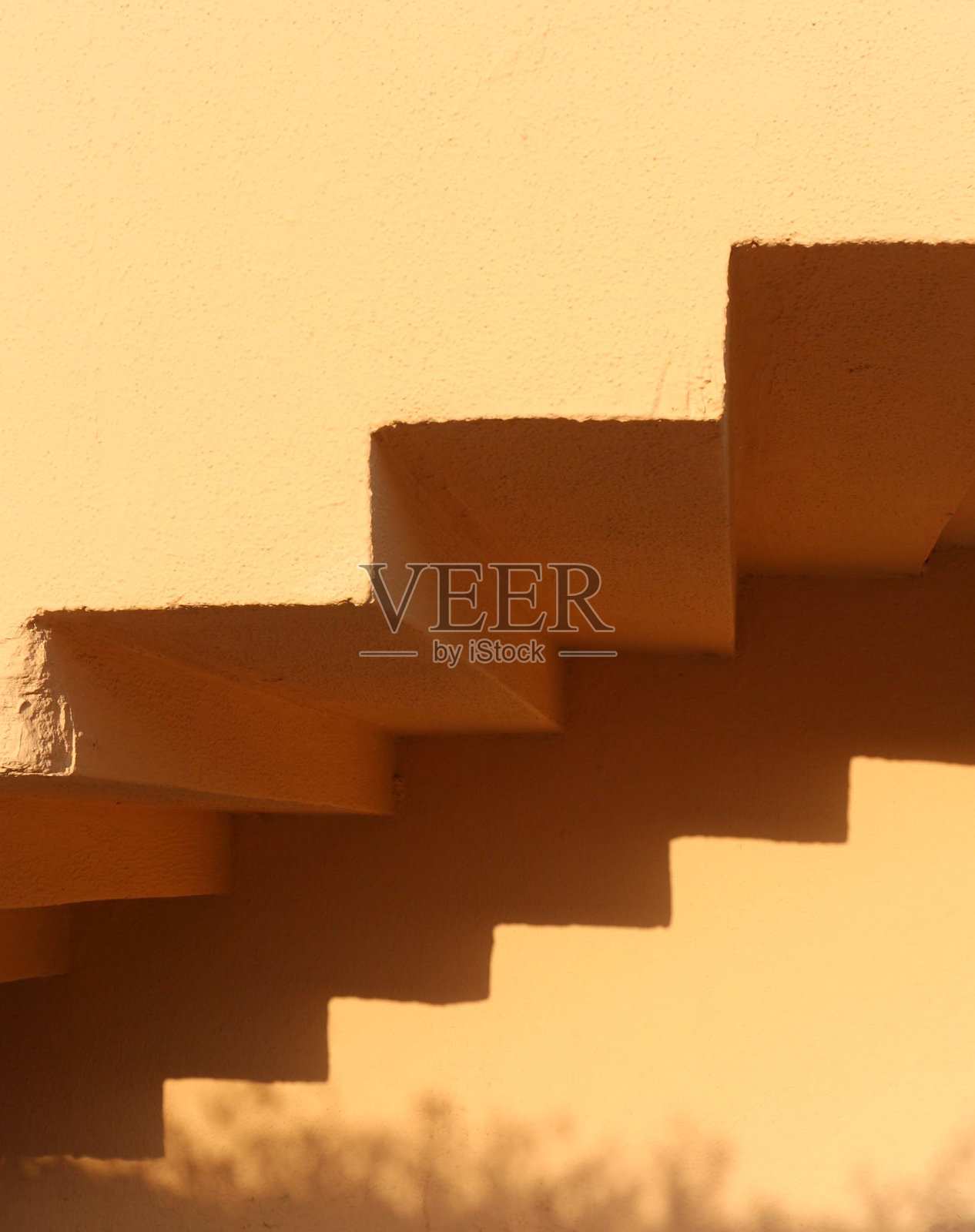 墙上的夏日抽象和花的阴影。这是一张极简波西米亚风格的楼梯照片。粉刷石膏纹理。照片摄影图片