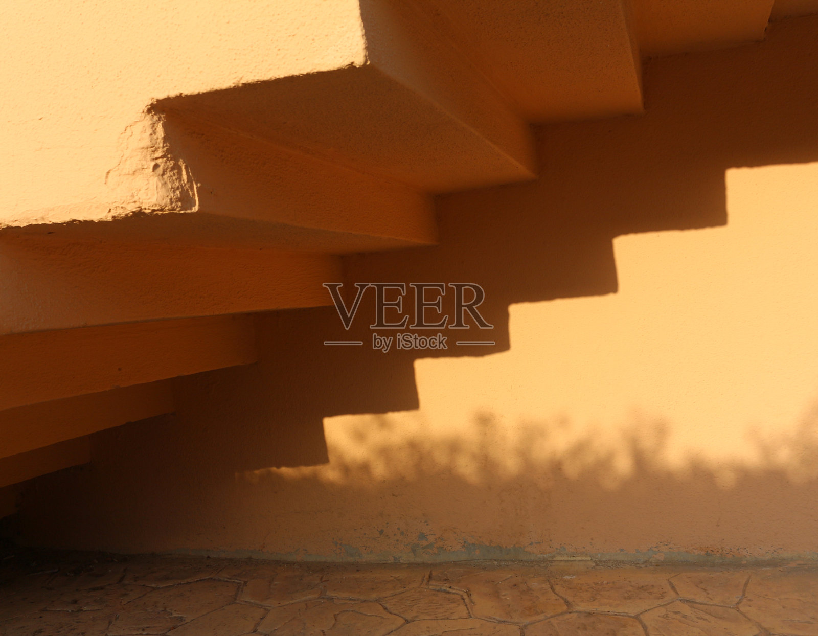 楼梯,建筑元素。墙上夏日的影子。彩绘石膏纹理与抽象和花卉阴影。照片摄影图片