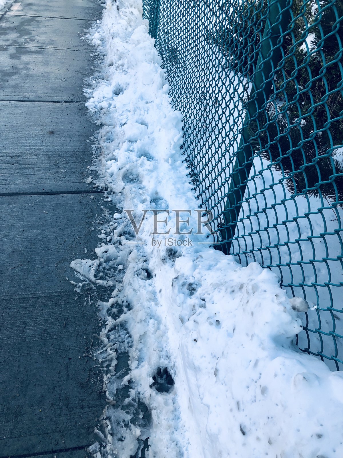 铁丝网旁的雪照片摄影图片