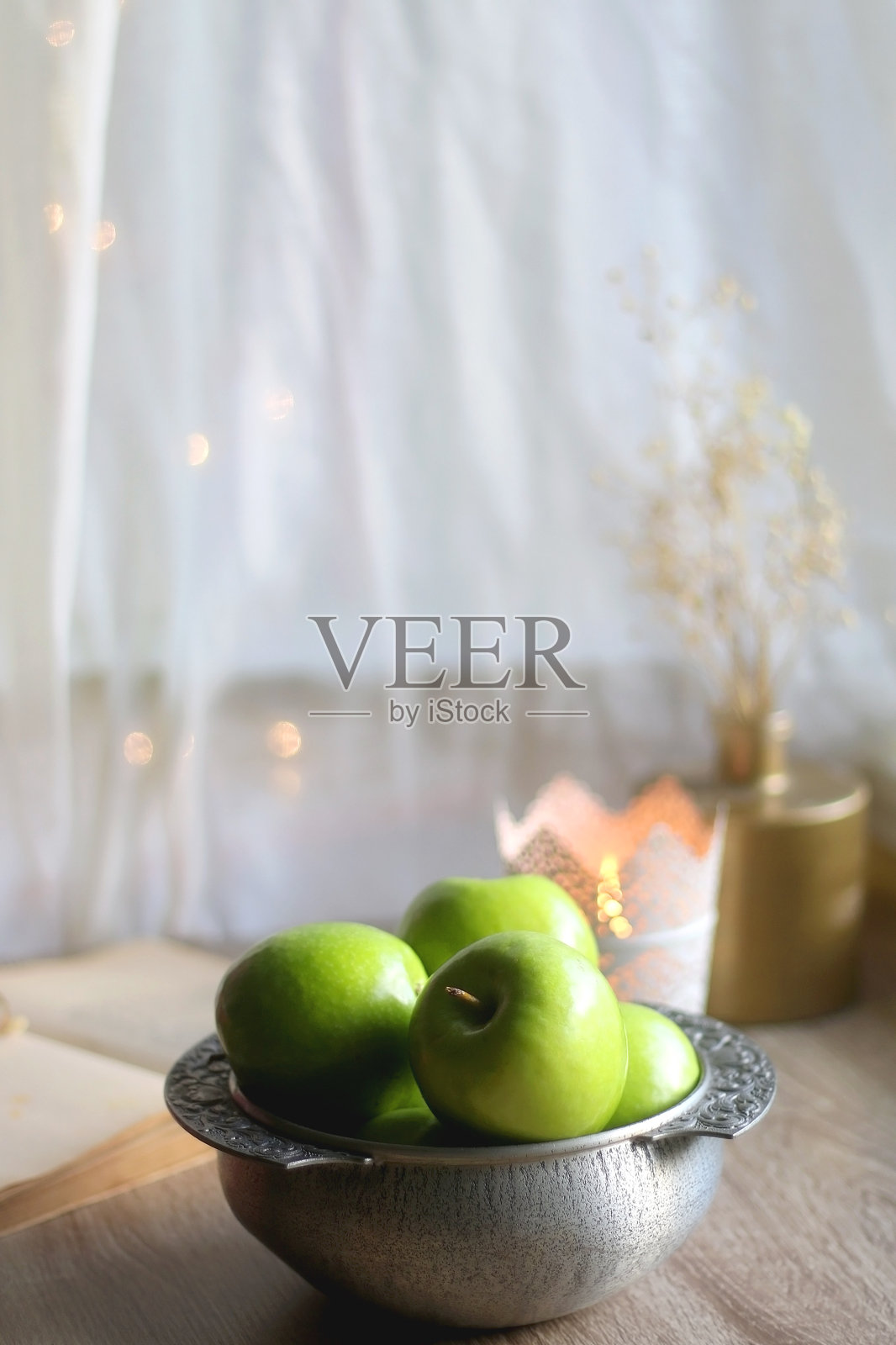 绿苹果,书和蜡烛照片摄影图片