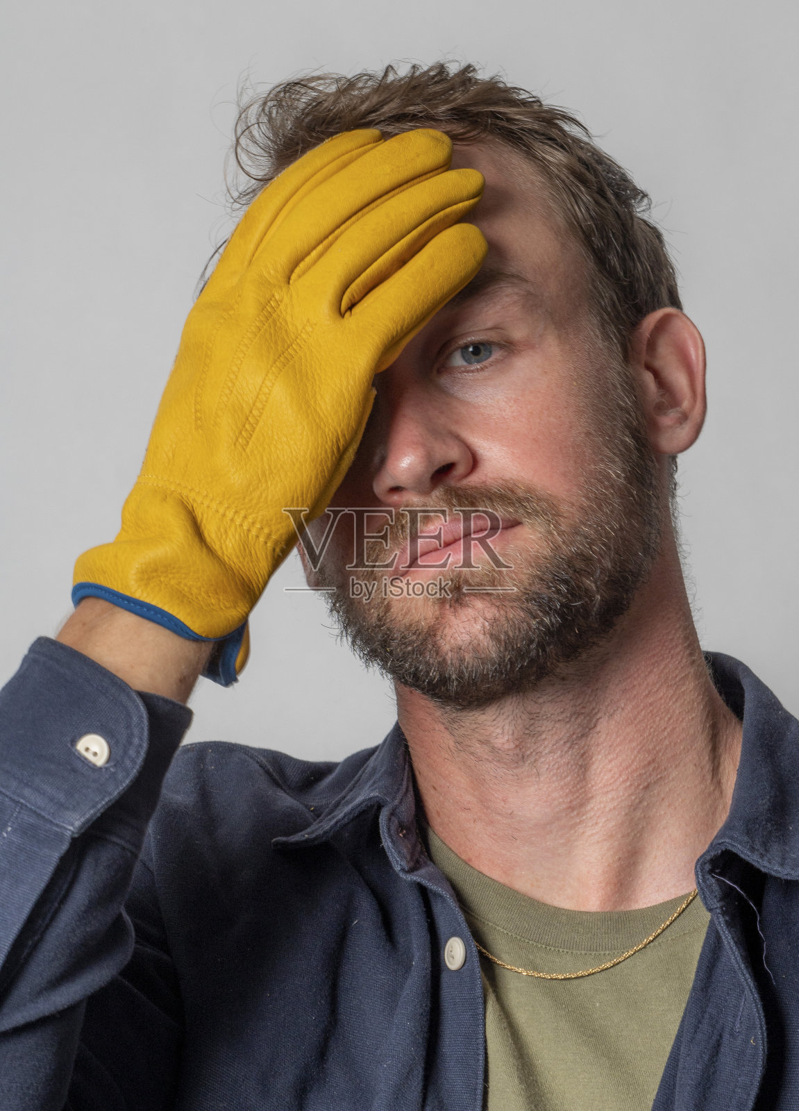 一名年轻人意识到这一点,在骑摩托车出去之前拍了拍前额。照片摄影图片