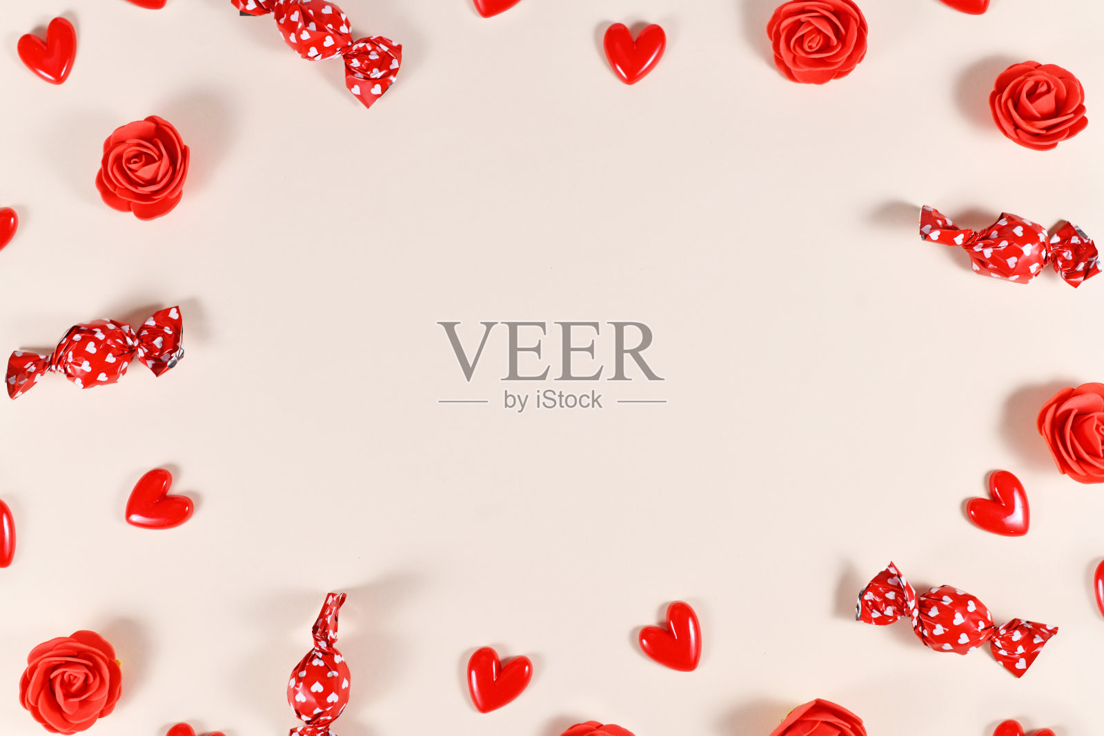 情人节糖果,心形纸屑和红玫瑰照片摄影图片