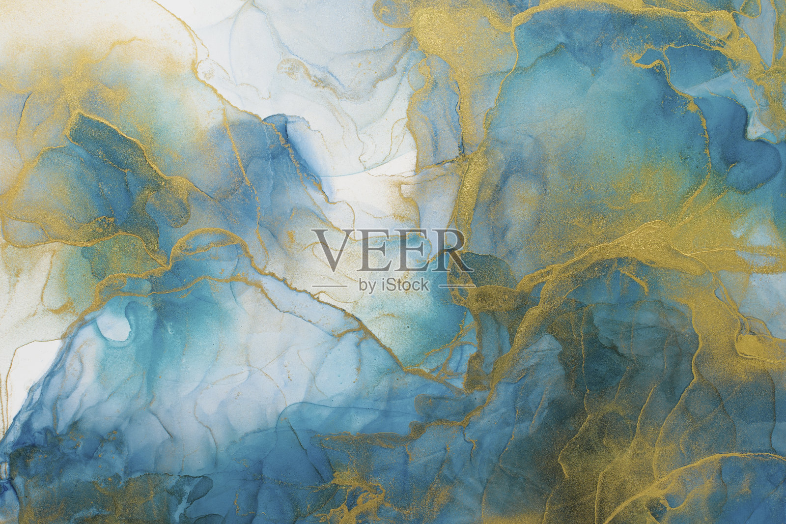 豪华的抽象流体艺术绘画酒精墨水。背景蓝色,海蓝宝石金色闪闪发光。丰富明亮的抽象图案。插画图片素材