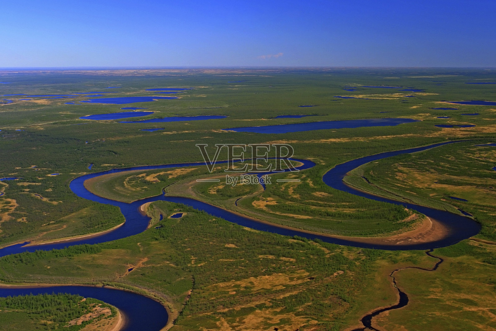俯瞰苔原春季的湖泊和河流景观。照片摄影图片