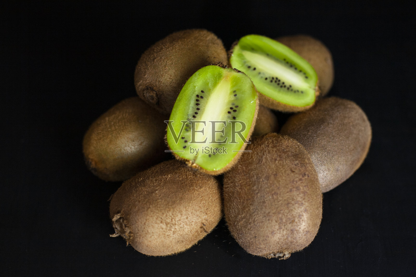 黑色背景上的猕猴桃,农场有机水果照片摄影图片