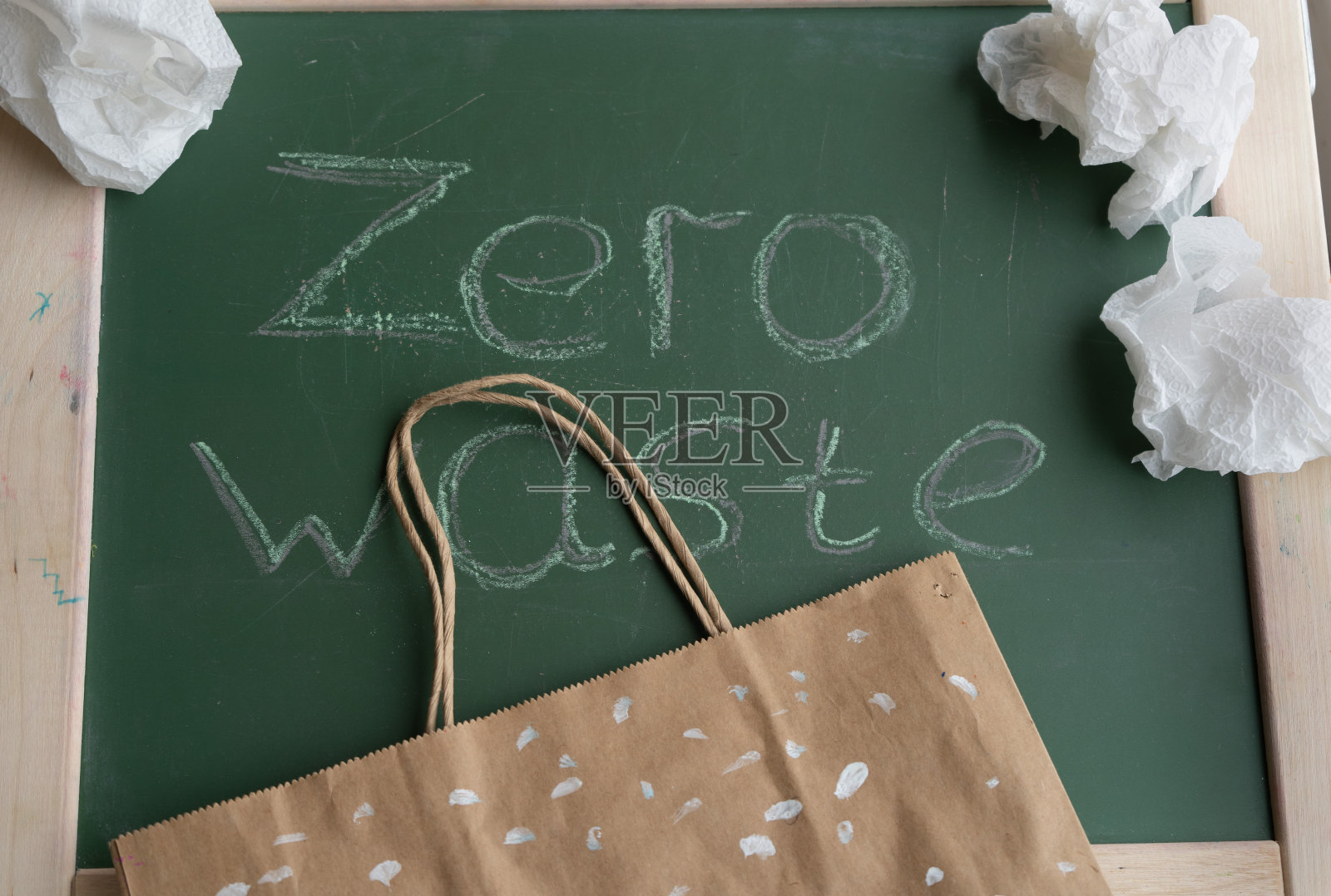 黑板上用绿色和灰色粉笔写着零浪费。回收垃圾废物。拯救地球照片摄影图片