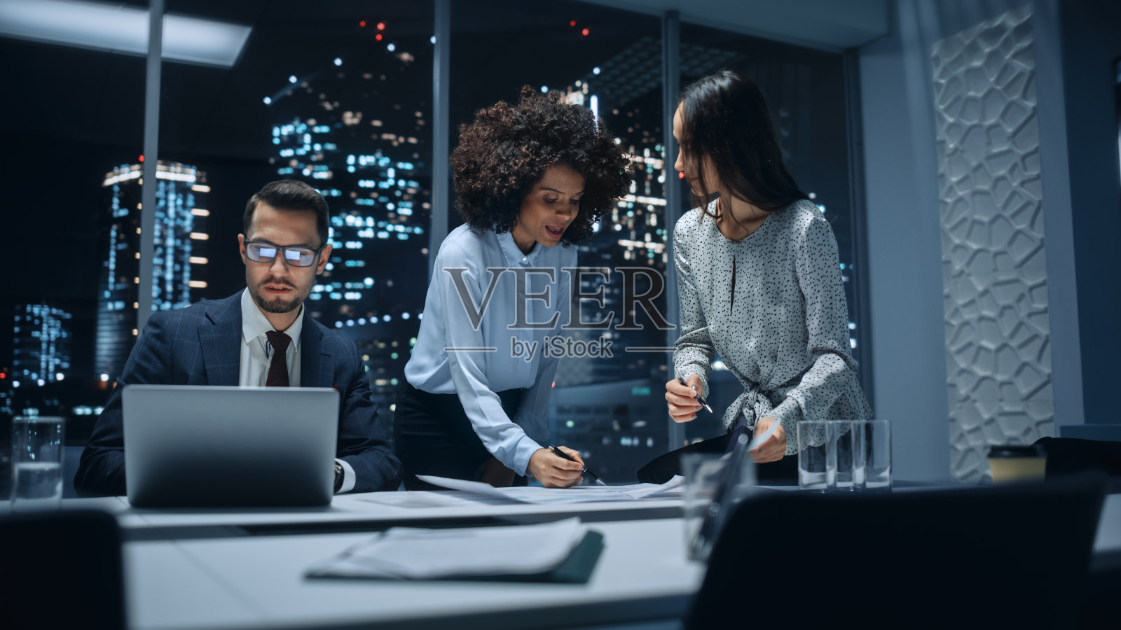 办公室会议室会议:不同团队的高层经理谈话,讨论,头脑风暴,使用笔记本电脑。商务合作伙伴为电子商务创业提供投资和营销策略。照片摄影图片