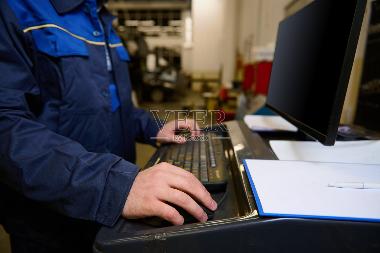 裁剪技师、工程师、修车师在键盘上打字的形象,制作修车清单,在汽车服务中定期保修期间对汽车进行诊断检查照片摄影图片