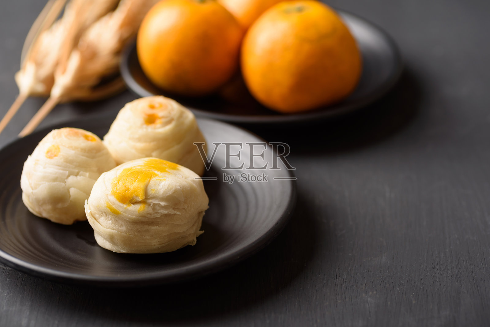 中式糕点在黑色背景照片摄影图片