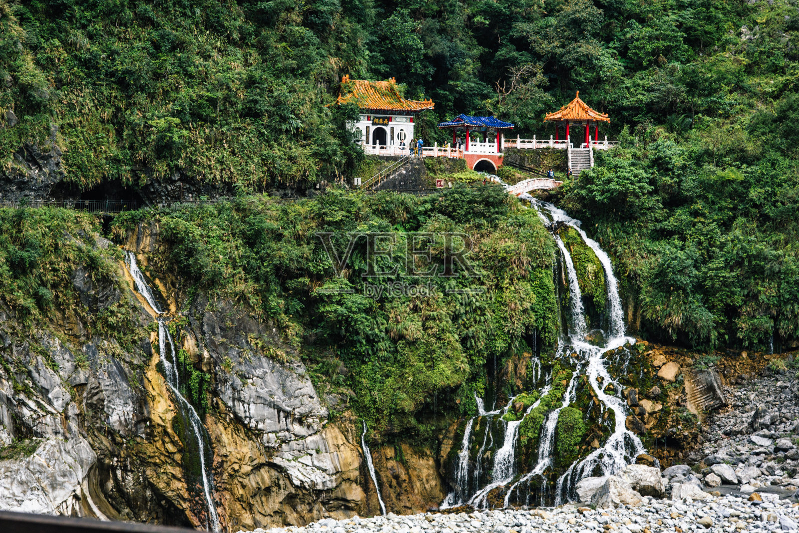 太鲁阁公园的佛寺和美丽的瀑布照片摄影图片