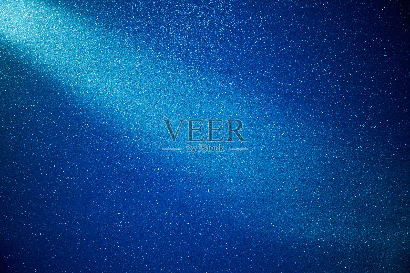 明亮的对角线淡蓝色光束在蓝色颗粒背景上照片摄影图片