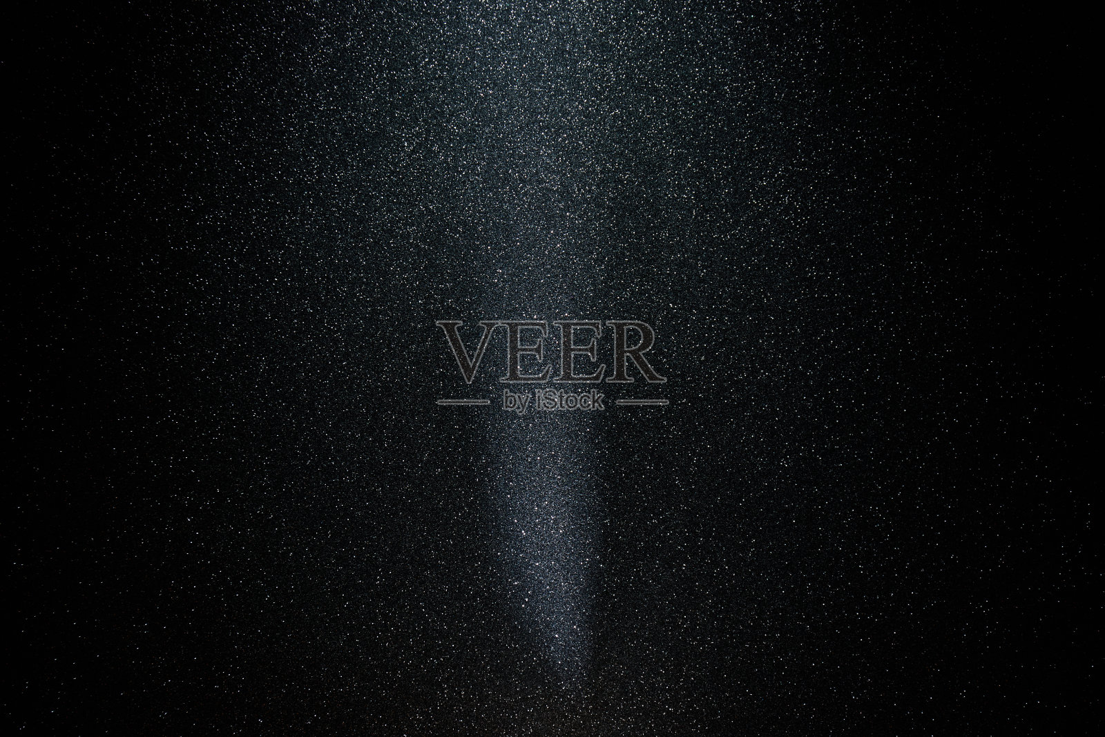 白色辉光在一个梯度颗粒黑色背景照片摄影图片