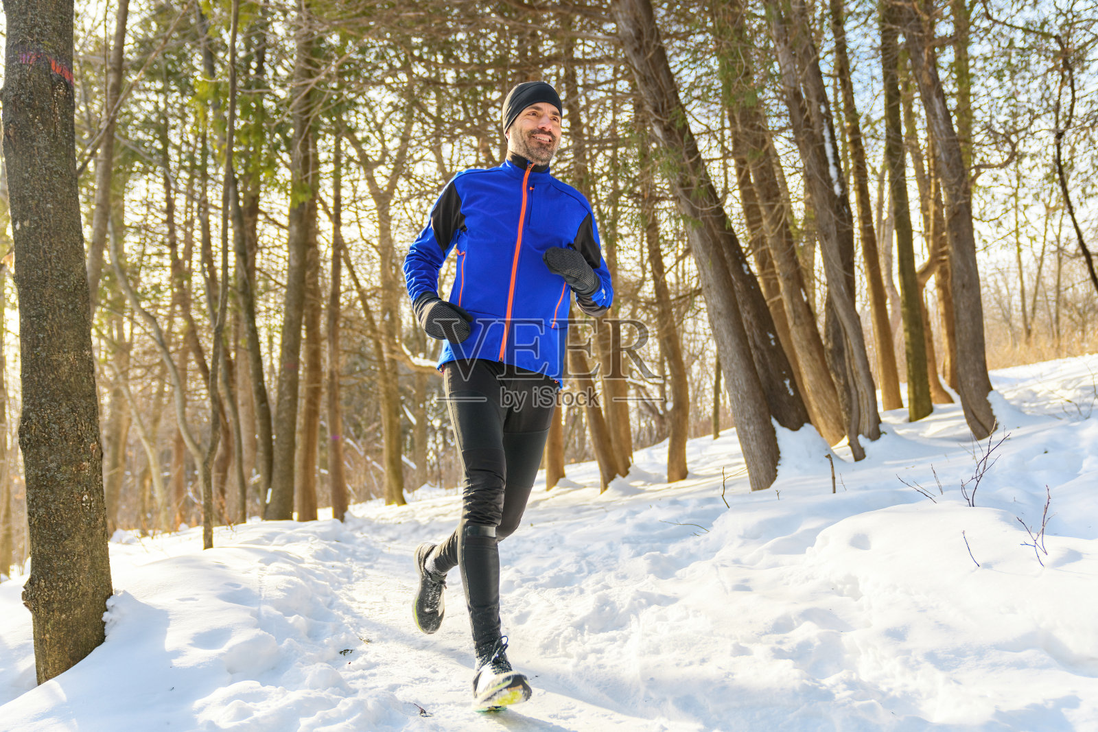 成熟的男人冬天在公园里跑步照片摄影图片
