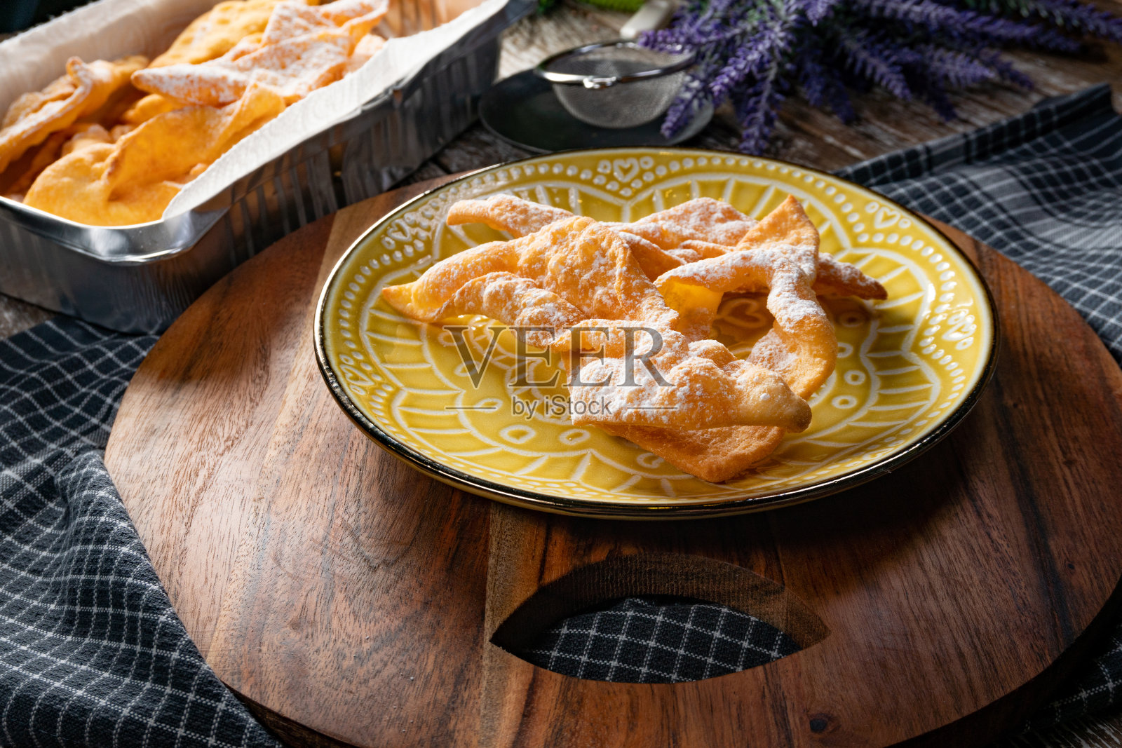 法沃基撒上糖粉。照片摄影图片