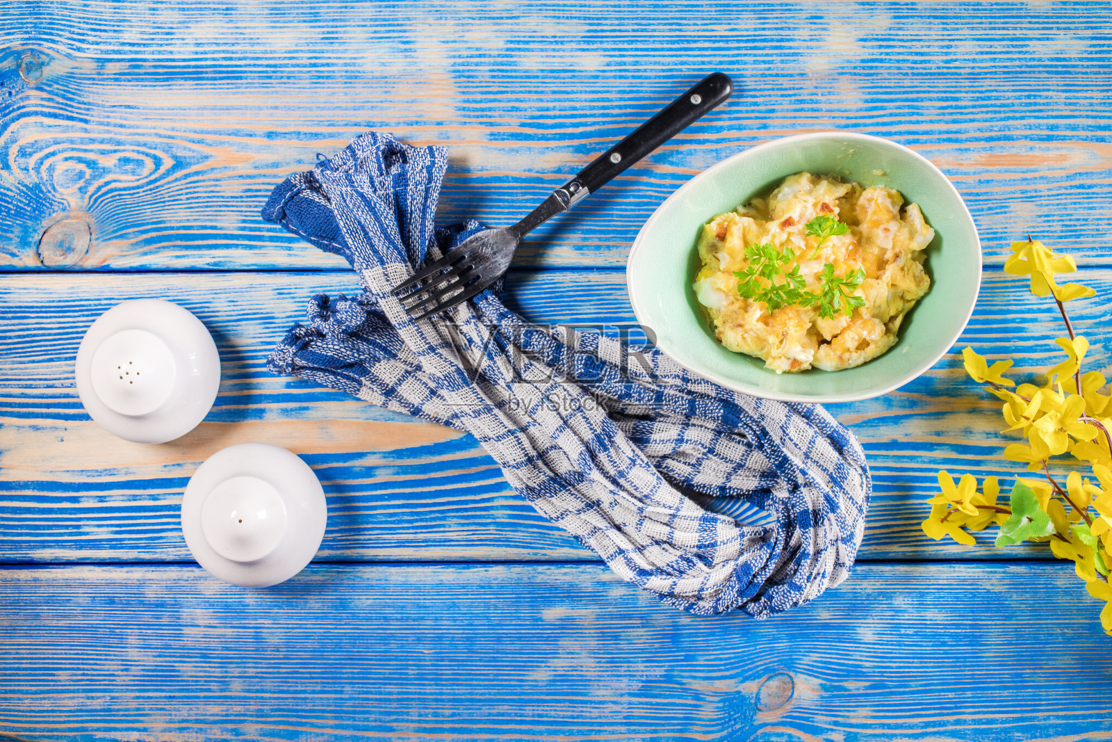 洋葱炒鸡蛋。照片摄影图片