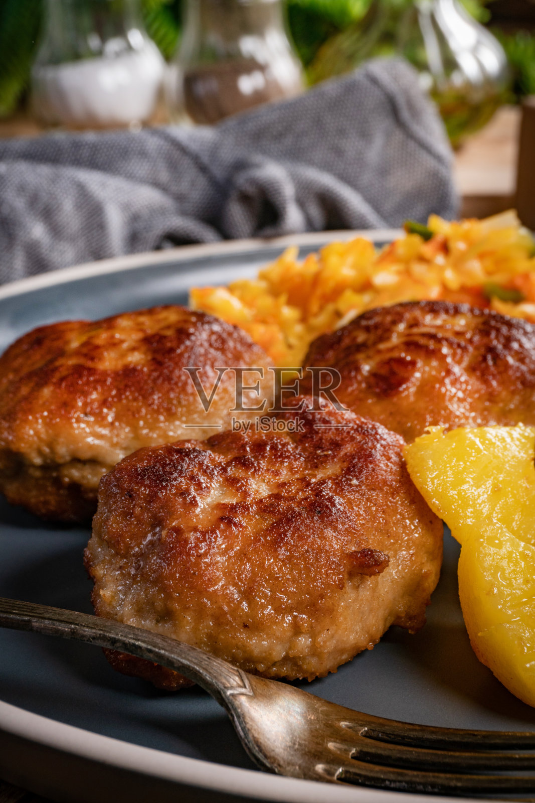 肉丸配炒土豆。照片摄影图片