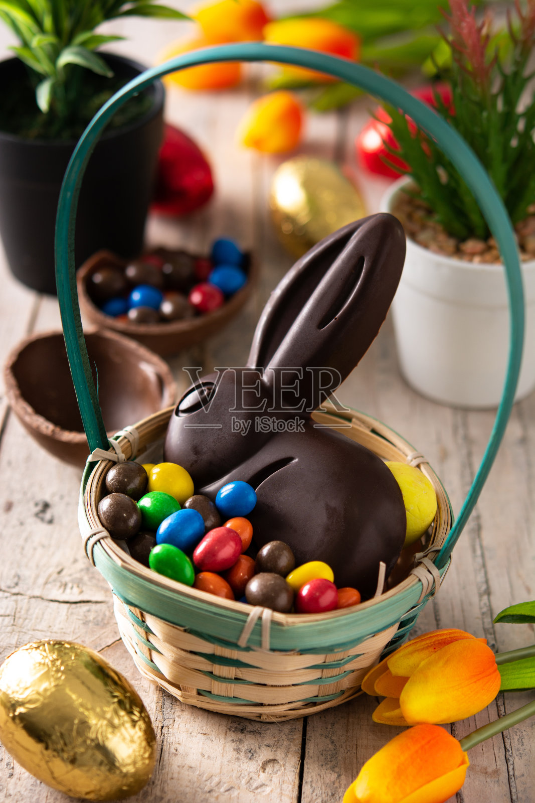 复活节巧克力兔和彩色彩蛋照片摄影图片