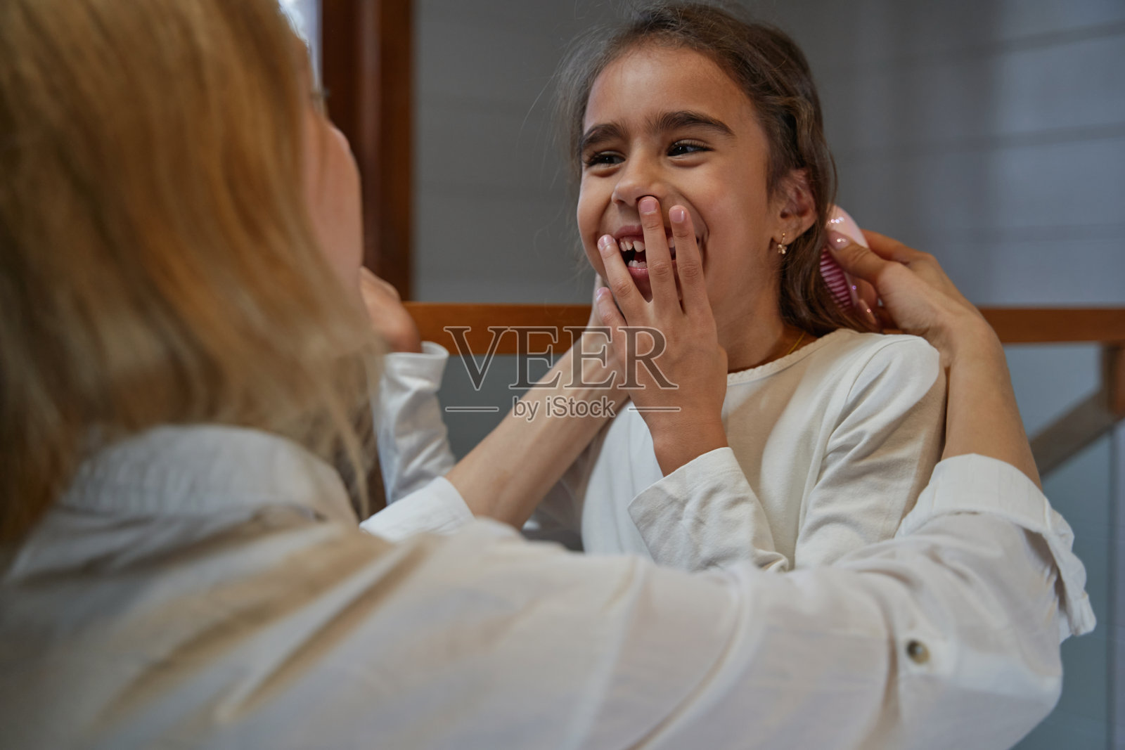 积极高兴的女孩捂着嘴微笑照片摄影图片