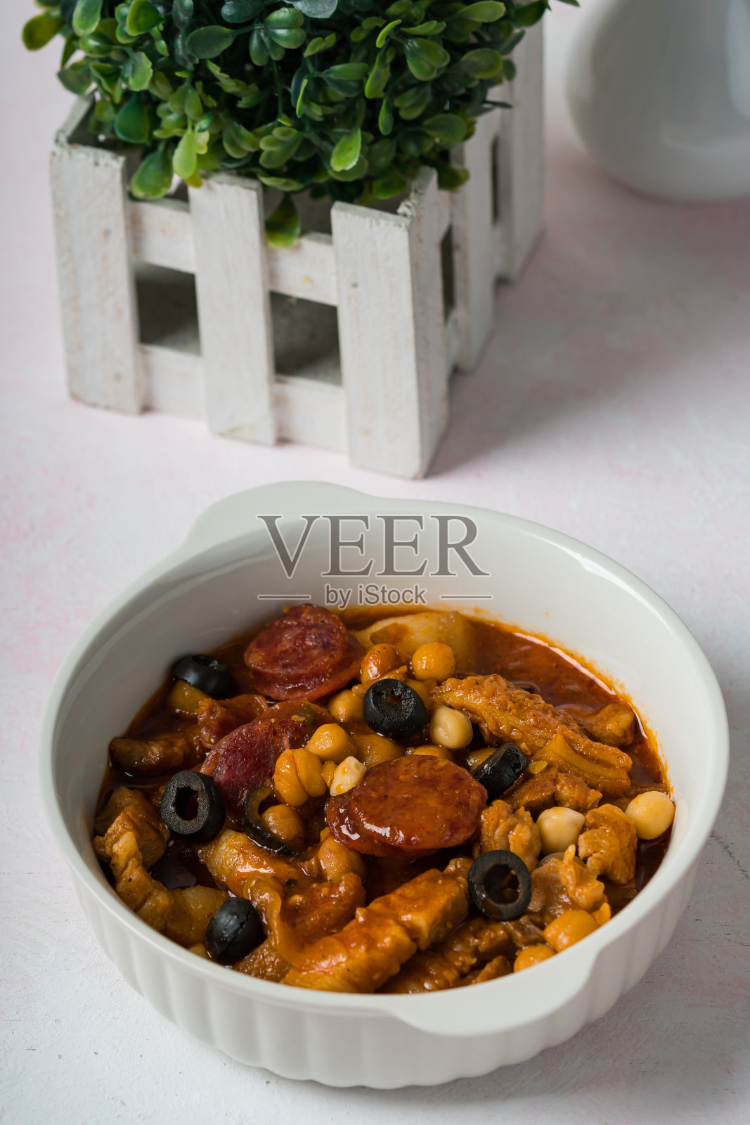 番茄酱牛肚配鹰嘴豆和橄榄照片摄影图片