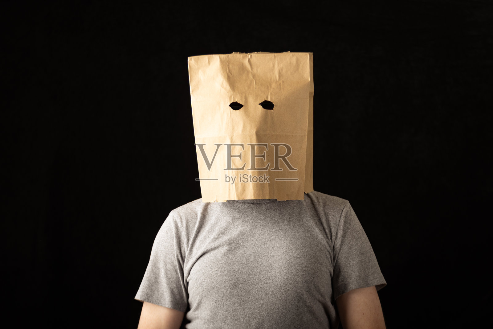 头上套了个纸袋的男人照片摄影图片