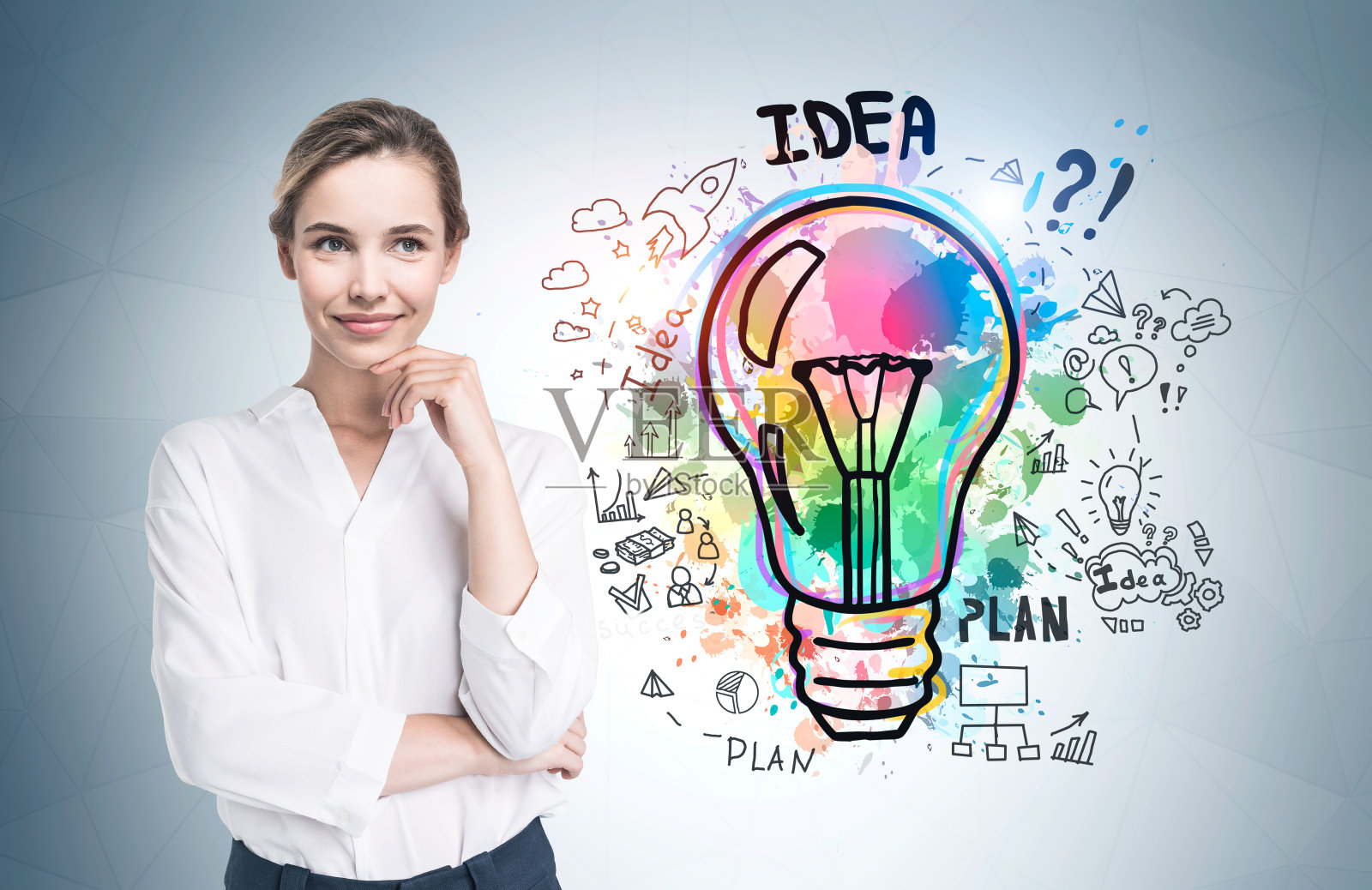 微笑的女人和聪明的商业构想草图照片摄影图片