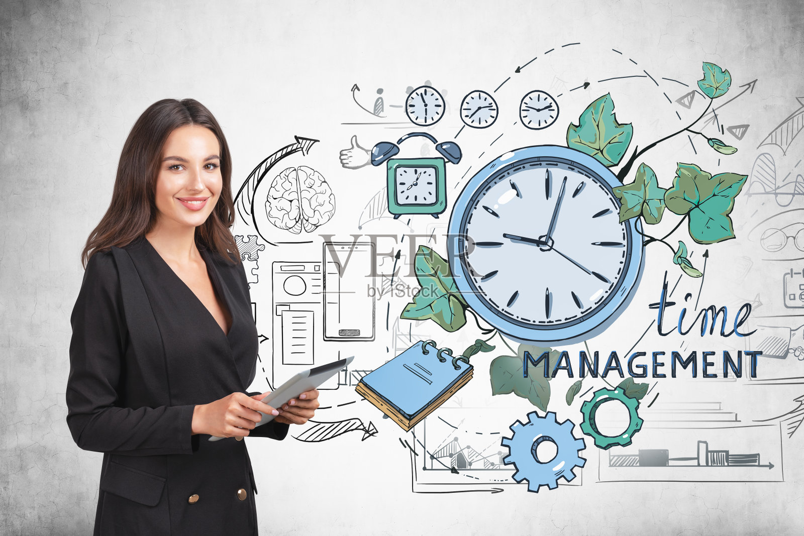 身着正装的女商人站着拿着牌匾照片摄影图片