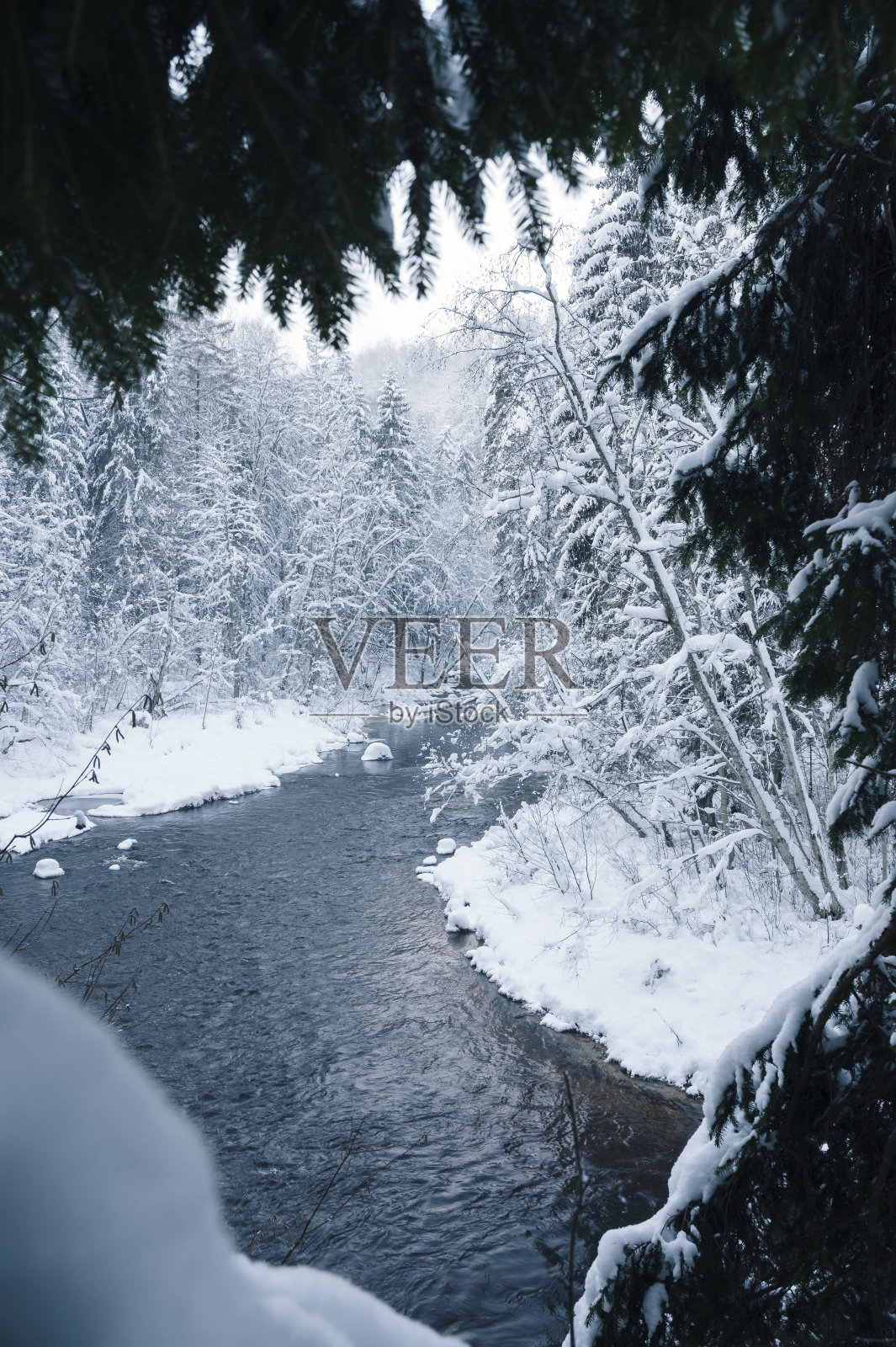 白雪皑皑的冬天,阿玛塔河沿途的冬季景观。照片摄影图片