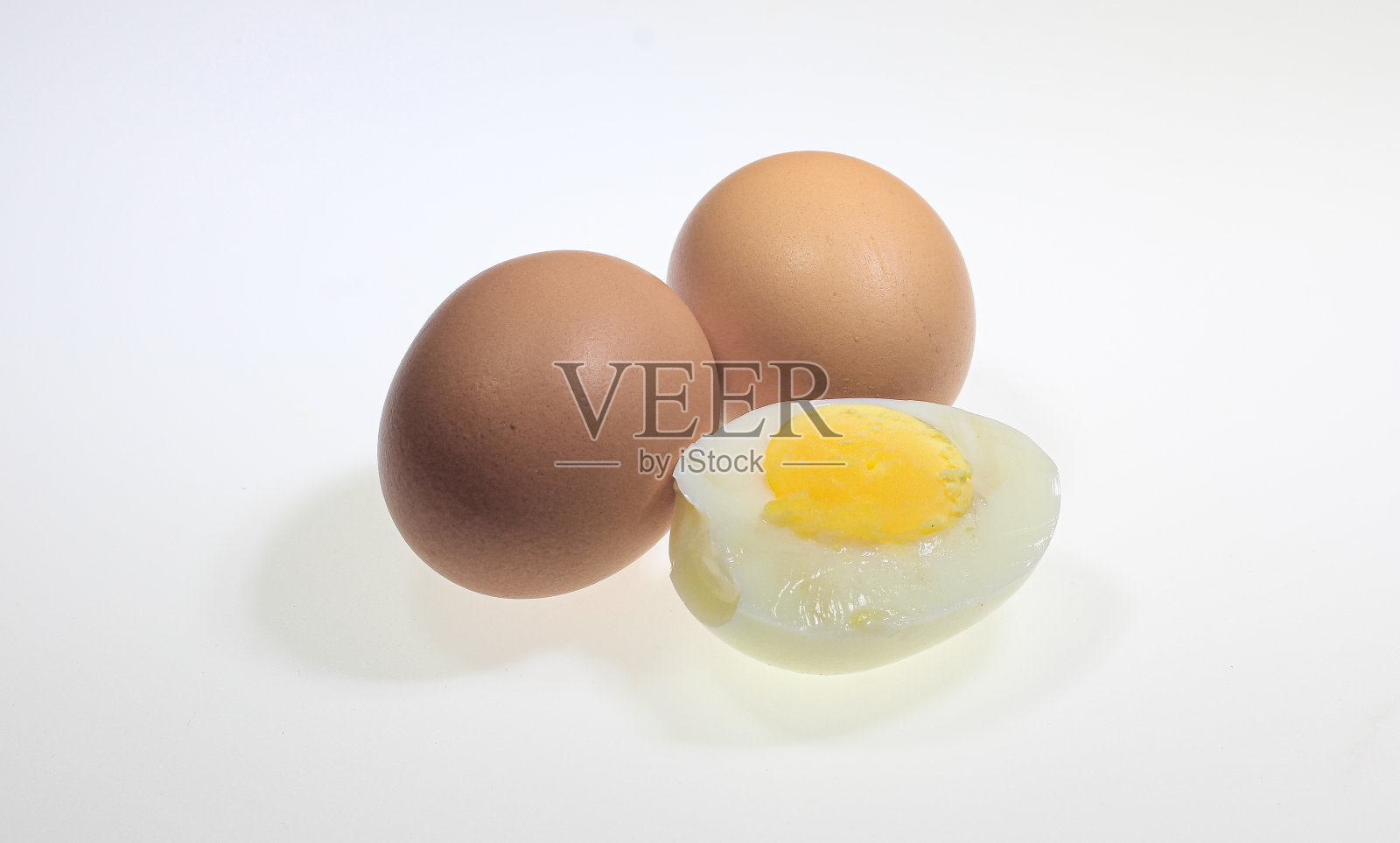 生鸡肉棕色和煮鸡蛋孤立在白色背景与剪辑路径。照片摄影图片