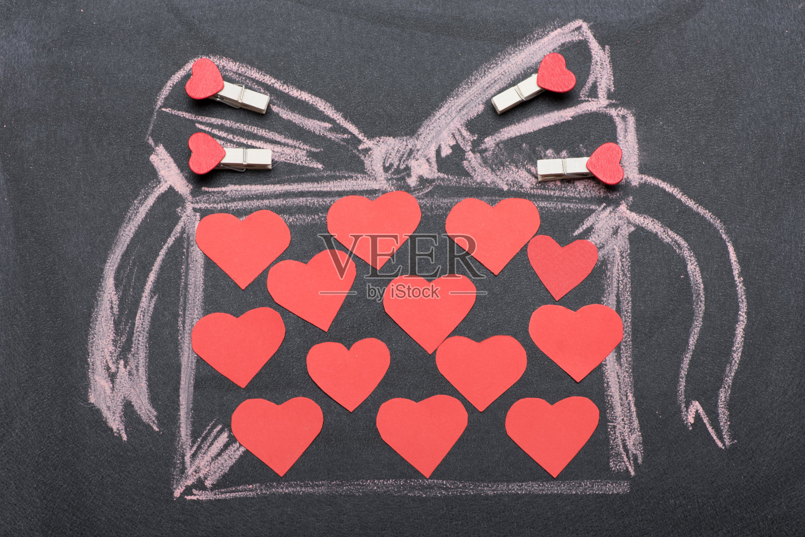 粉色粉笔在黑板上绘制的礼物照片摄影图片