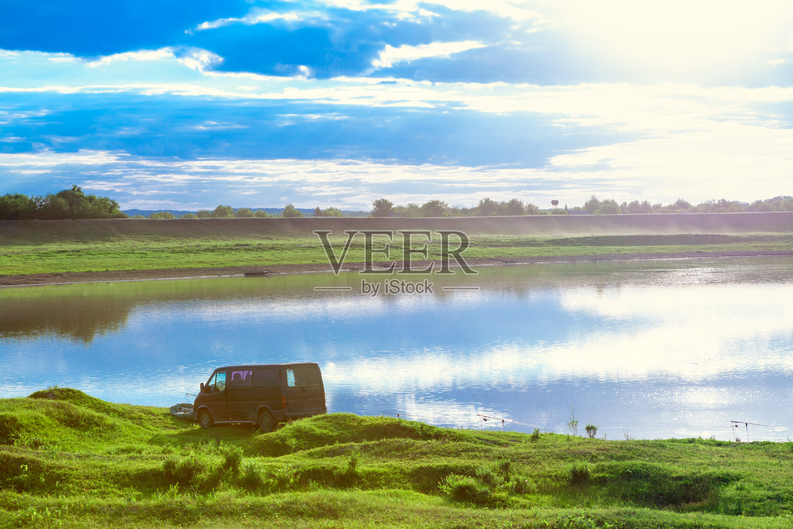 车停在河边钓鱼照片摄影图片