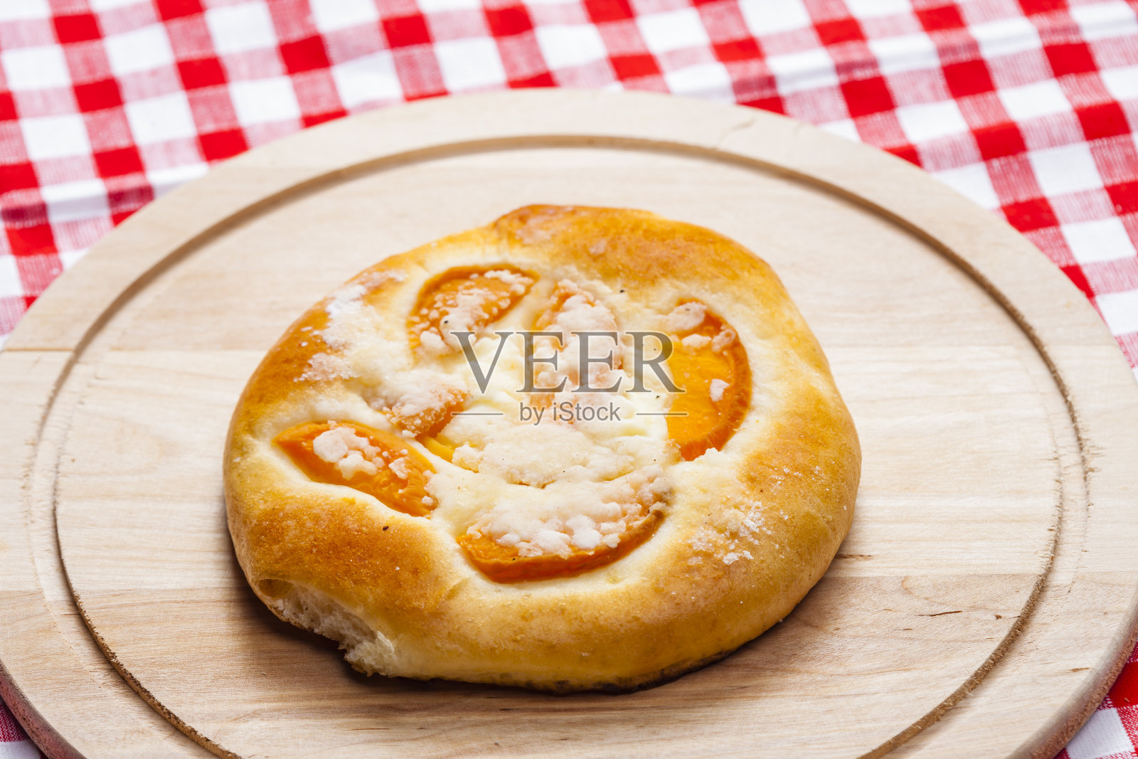 杏派放在木板上照片摄影图片