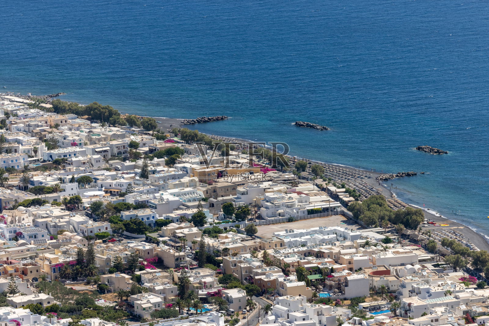 鸟瞰希腊圣托里尼的卡马瑞镇照片摄影图片