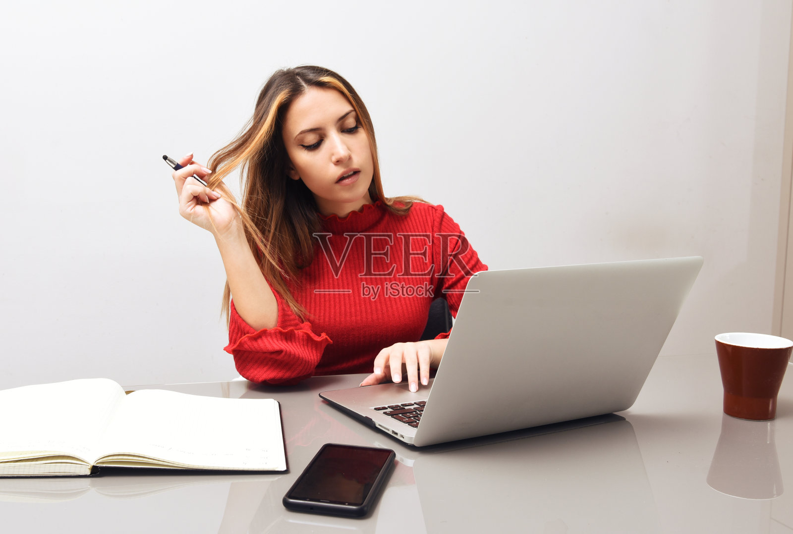 在家工作的女孩照片摄影图片