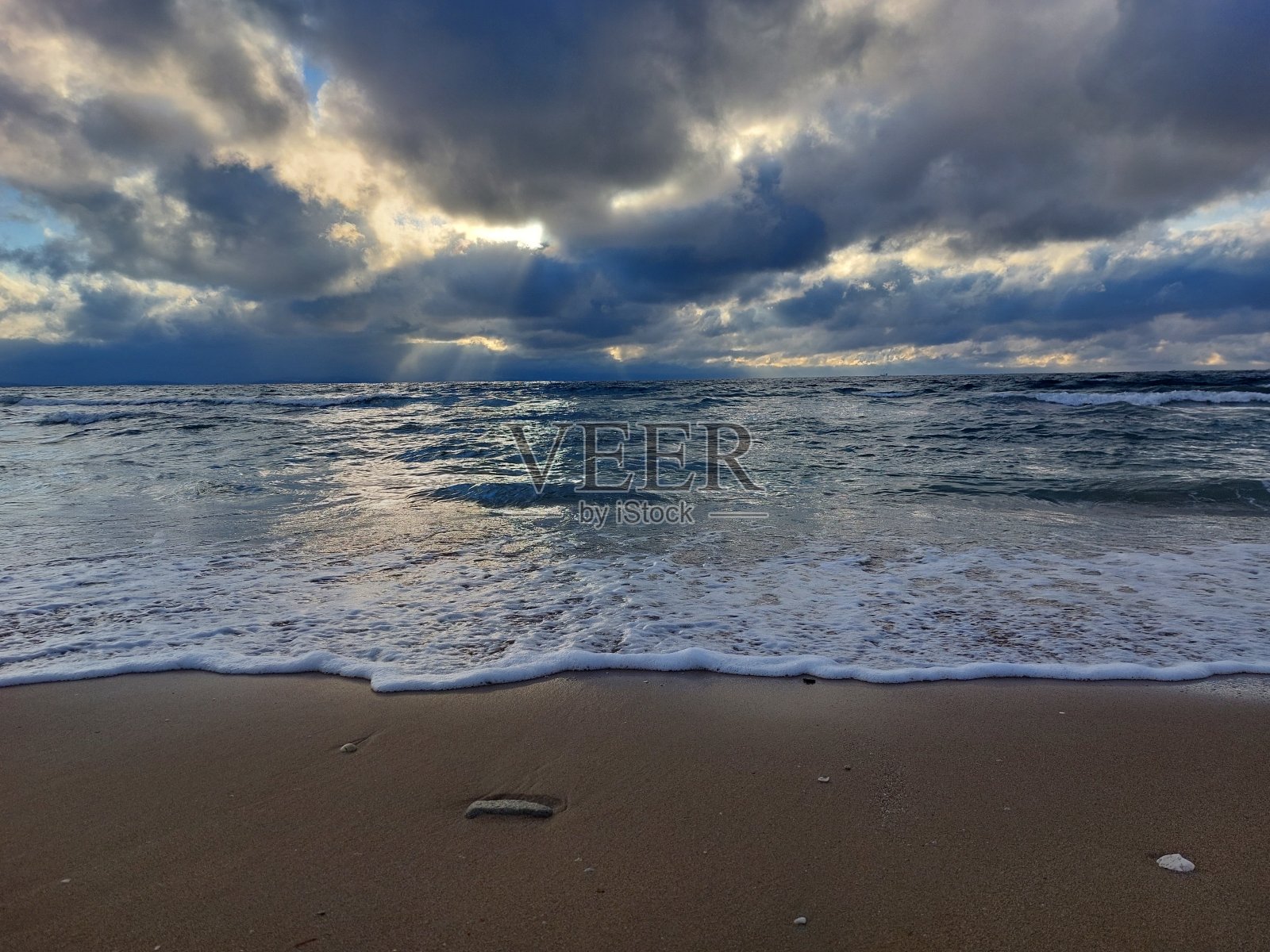 引人注目的冬季天空和云彩从海岸在海上照片摄影图片