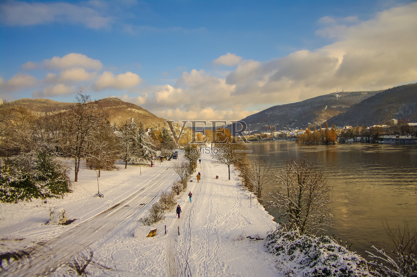 德国海德堡的老市中心、城堡和主城桥都是冬天的雪,蓝天多云,阳光明媚。照片摄影图片