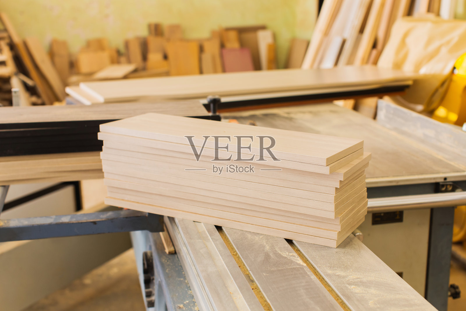 木工。家具制造。木工车间。家具组装。锯木厂。木材加工。木工生产。木板被堆叠起来。照片摄影图片