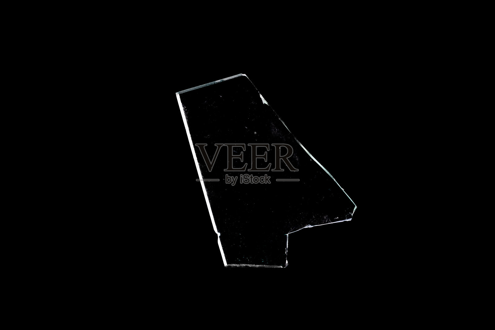 锋利的玻璃碎片在黑色背景下绝缘照片摄影图片