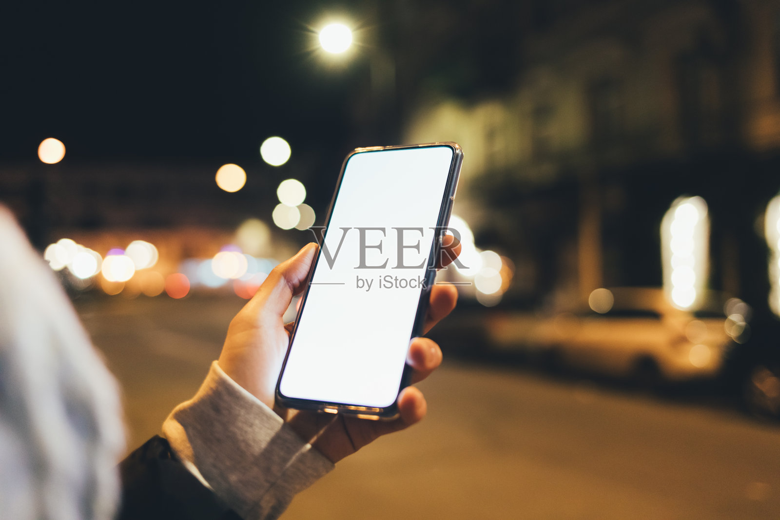 女性手中的特写智能手机,空白屏幕照片摄影图片