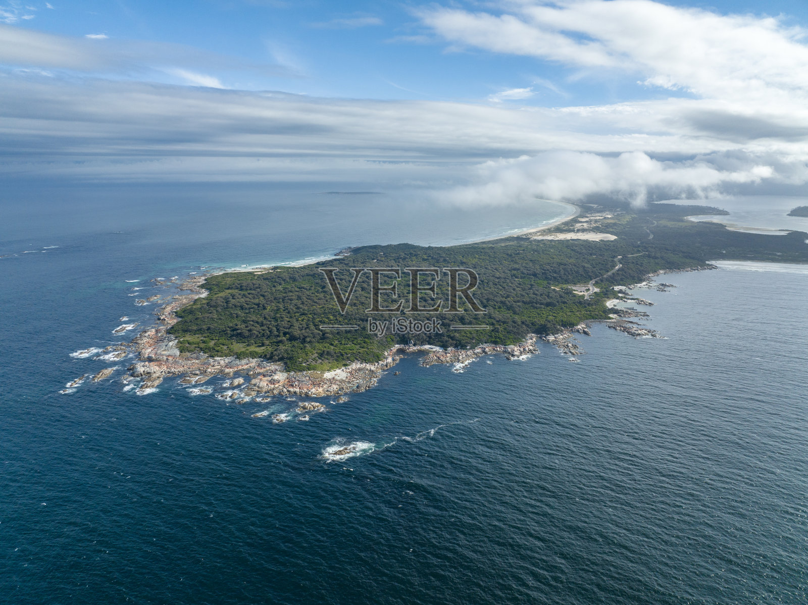 美丽的高角度无人机拍摄的圣海伦斯角保护区在晚上,一个半岛在塔斯马尼亚东北海岸,澳大利亚。该地区是一个受欢迎的旅游目的地。照片摄影图片