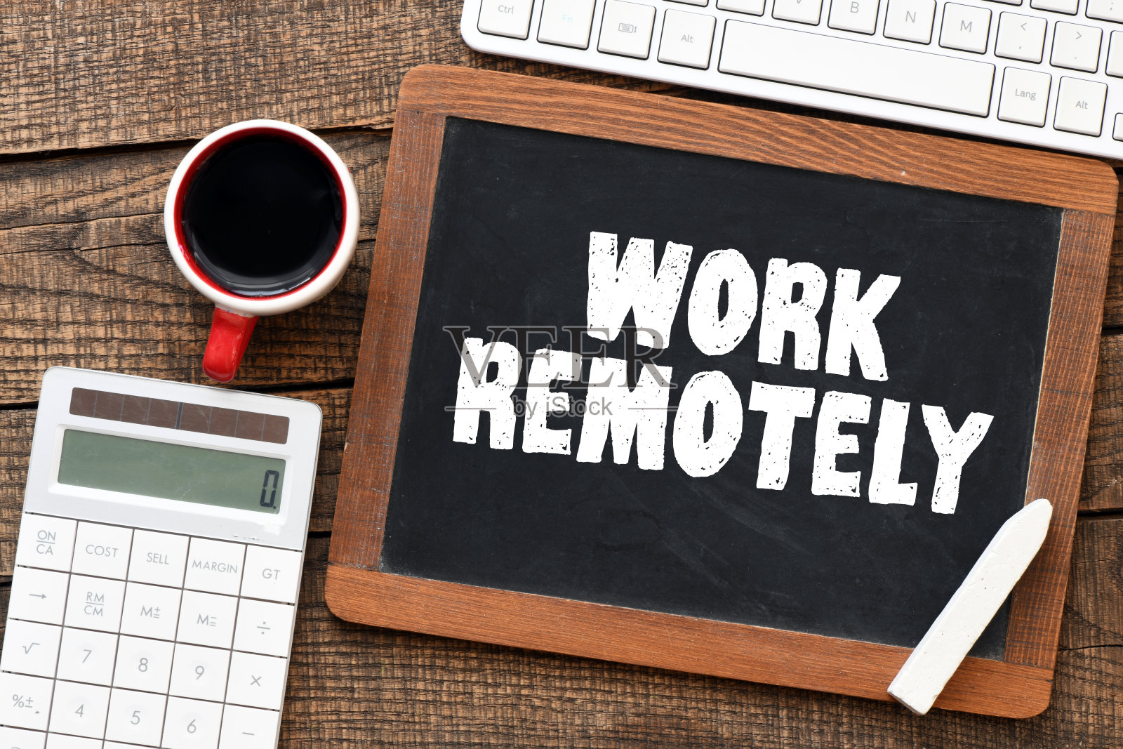 远程工作,在黑板上写单词。在商业概念。照片摄影图片